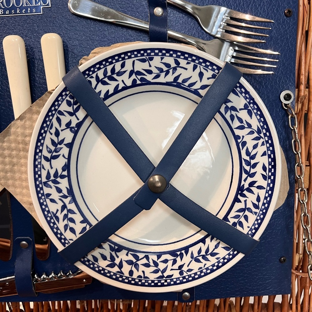 Brookes Baskets Vintage Wicker Picnic Basket-Made in England Set of 4 Plates etc - Picture 8 of 13